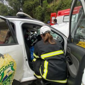 Fotos de Policial rodoviário sofre ferimentos graves ao bater viatura contra carro forte na região