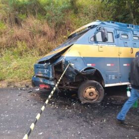 Fotos de Policial rodoviário sofre ferimentos graves ao bater viatura contra carro forte na região