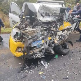 Fotos de Policial rodoviário sofre ferimentos graves ao bater viatura contra carro forte na região