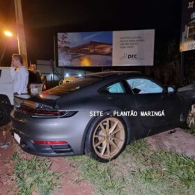 Fotos de Porsche avaliado em mais de R$ 1 milhão é destruído após motorista bater em quatro carros estacionados em Maringá