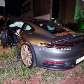 Fotos de Porsche avaliado em mais de R$ 1 milhão é destruído após motorista bater em quatro carros estacionados em Maringá