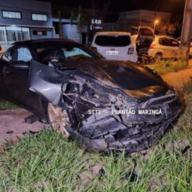 Fotos de Porsche avaliado em mais de R$ 1 milhão é destruído após motorista bater em quatro carros estacionados em Maringá