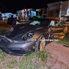 Fotos de Porsche avaliado em mais de R$ 1 milhão é destruído após motorista bater em quatro carros estacionados em Maringá