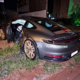 Fotos de Porsche avaliado em mais de R$ 1 milhão é destruído após motorista bater em quatro carros estacionados em Maringá