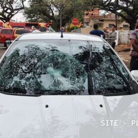 Fotos de Vídeo mostra motorista na contramão, invadindo preferencial e causando grave acidente em Maringá