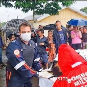 Fotos de Câmera de segurança registra homem baleado correndo em busca de ajuda em Maringá