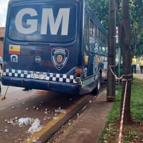 Fotos de Câmera registra motorista invadindo preferencial e deixando motociclista em estado gravíssimo em Maringá