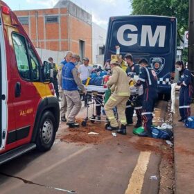 Fotos de Câmera registra motorista invadindo preferencial e deixando motociclista em estado gravíssimo em Maringá