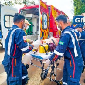 Fotos de Câmera registra motorista invadindo preferencial e deixando motociclista em estado gravíssimo em Maringá