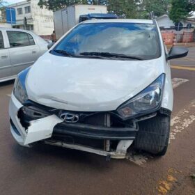 Fotos de Câmera registra motorista invadindo preferencial e deixando motociclista em estado gravíssimo em Maringá