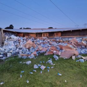 Fotos de Carreta carregada de cerveja tomba e populares saqueiam carga em Maringá