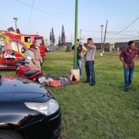 Fotos de Carreta carregada de cerveja tomba e populares saqueiam carga em Maringá