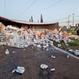 Fotos de Carreta carregada de cerveja tomba e populares saqueiam carga em Maringá