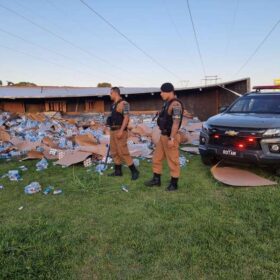 Fotos de Carreta carregada de cerveja tomba e populares saqueiam carga em Maringá