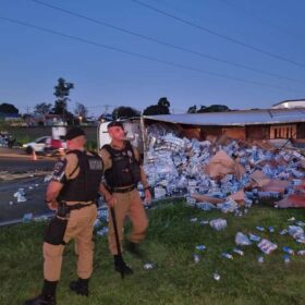 Fotos de Carreta carregada de cerveja tomba e populares saqueiam carga em Maringá