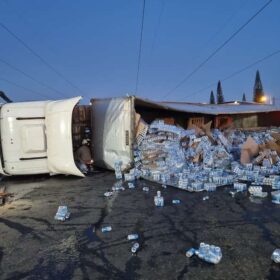 Fotos de Carreta carregada de cerveja tomba e populares saqueiam carga em Maringá