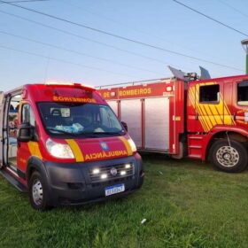 Fotos de Carreta carregada de cerveja tomba e populares saqueiam carga em Maringá