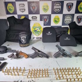 Fotos de Pistola com carregador caracol apreendida com integrantes de uma facção criminosa, foi utilizada para matar duas mulheres e um homem em Maringá