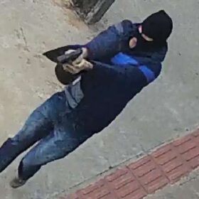 Fotos de Pistola com carregador caracol apreendida com integrantes de uma facção criminosa, foi utilizada para matar duas mulheres e um homem em Maringá