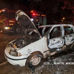 Fotos de Em Maringá; Após acidente casal coloca fogo em carro roubado