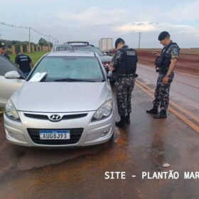 Fotos de Carro destruído por árvore é furtado e utilizado para destruir porta de loja durante furto em Maringá