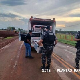 Fotos de Carro destruído por árvore é furtado e utilizado para destruir porta de loja durante furto em Maringá