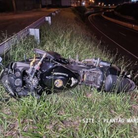 Fotos de Motociclista despenca de uma altura de aproximadamente 5 metros e cai no Contorno Norte em Maringá