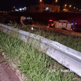 Fotos de Motociclista despenca de uma altura de aproximadamente 5 metros e cai no Contorno Norte em Maringá