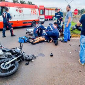 Fotos de Motociclista é intubado após bater em caminhão em Maringá