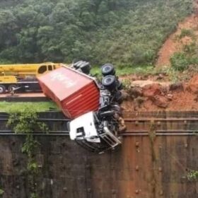 Fotos de Bombeiros estimam ao menos 30 desaparecidos em deslizamento na BR-376 no Paraná