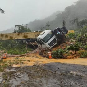 Fotos de Bombeiros estimam ao menos 30 desaparecidos em deslizamento na BR-376 no Paraná