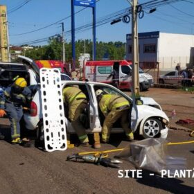 Fotos de Caminhão faz conversão proibida e deixa 6 pessoas feridas em Maringá