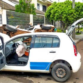 Fotos de Duas pessoas ficam feridas após colisão seguida de tombamento em Maringá