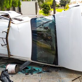 Fotos de Duas pessoas ficam feridas após colisão seguida de tombamento em Maringá