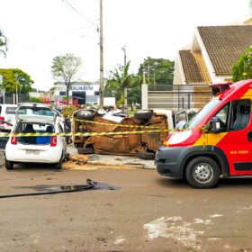 Fotos de Duas pessoas ficam feridas após colisão seguida de tombamento em Maringá