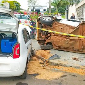 Fotos de Duas pessoas ficam feridas após colisão seguida de tombamento em Maringá