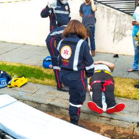 Fotos de Duas pessoas ficam feridas após colisão seguida de tombamento em Maringá