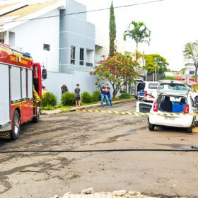 Fotos de Duas pessoas ficam feridas após colisão seguida de tombamento em Maringá