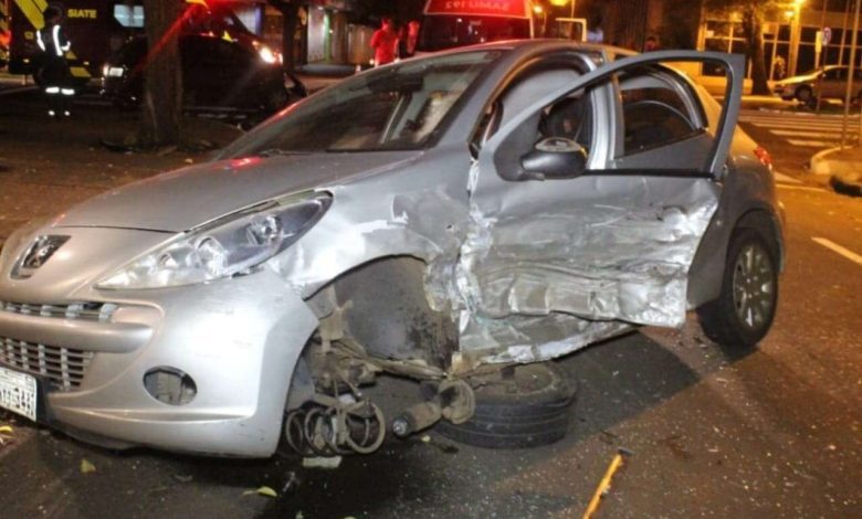 Fotos de Acidente deixa três feridos e carro destruído no centro de Maringá