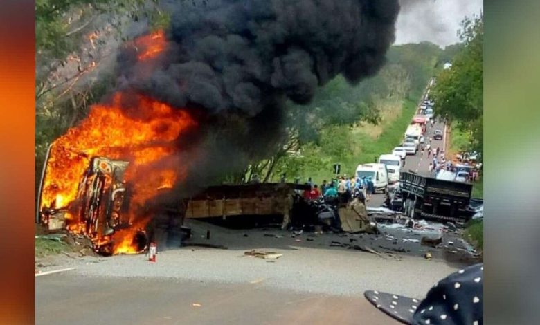 Fotos de Acidente entre duas carretas e um ônibus deixa ao menos três pessoas mortas e 16 feridos