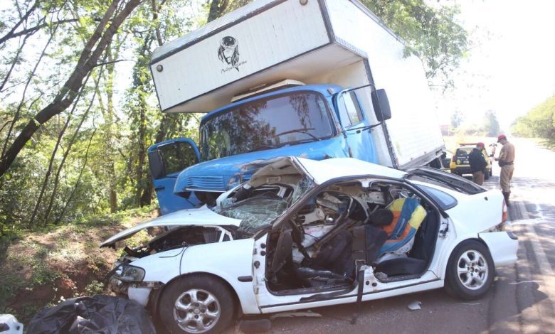 Fotos de Acidente envolvendo carro com placas de Maringá deixa um morto na PR-323