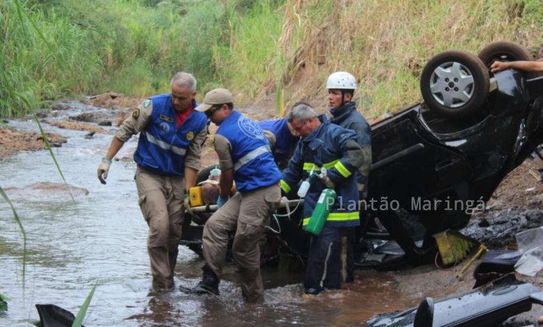 Fotos de Acidente faz carro voar, cerca de 30 metros e cair dentro de rio em Maringá