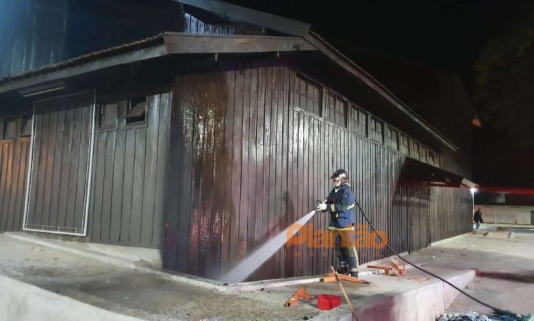 Fotos de Amigos e homens do corpo de bombeiros evitam incêndio e a destruição do Teatro Reviver Magó em Maringá