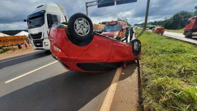 Fotos de Após colidir em caminhão carro capota na rodovia BR-376 e deixa mulher ferida em Maringá