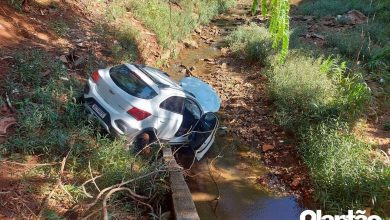 Fotos de Após colisão carro despenca de aproximadamente 8 metros e cai dentro de córrego em Maringá