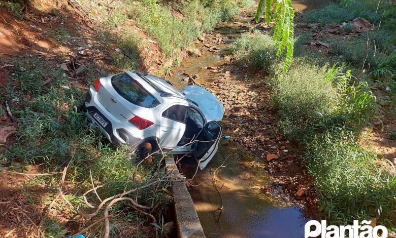 Fotos de Após colisão carro despenca de aproximadamente 8 metros e cai dentro de córrego em Maringá