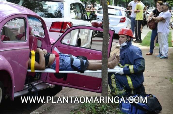 Fotos de Após ser fechado, fusquinha bate em carro parado e deixa duas pessoas feridas em Maringá