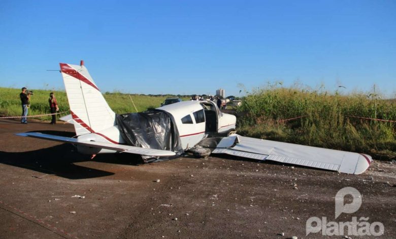 Fotos de Avião com 2 tripulantes faz pouso forçado próximo ao contorno sul em Maringá