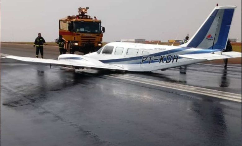 Fotos de Avião faz pouso forçado em aeroporto de Maringá