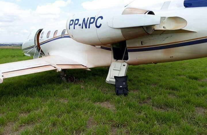 Fotos de Jatinho que levava dupla Maiara e Maraisa sai da pista em aeroporto após pneu estourar em Maringá